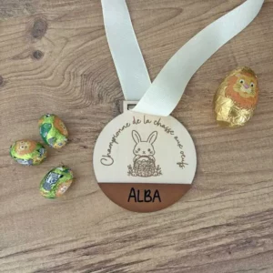 medaille-en-bois-personnalise-paques-chasse-aux-oeufs