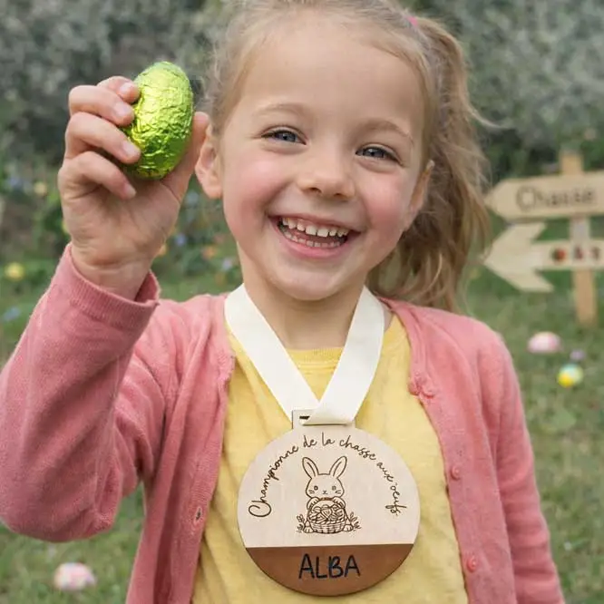 medaille-en-bois-personnalise-paques-chasse-aux-oeufs