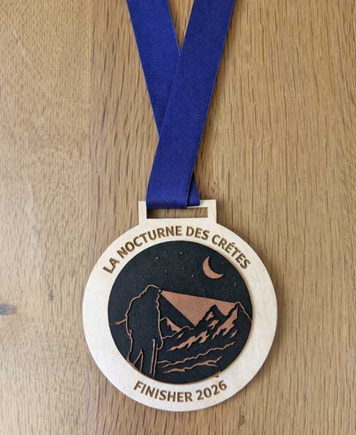 medailles-personnalisables-en-bois-gravee-avec-cuir.