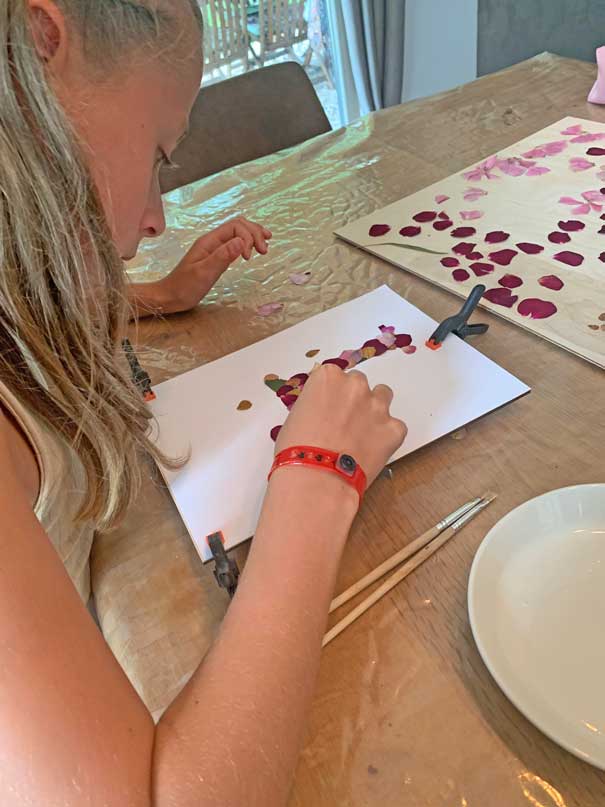 comment Occuper les enfants cet été : une initiale en fleurs séchées